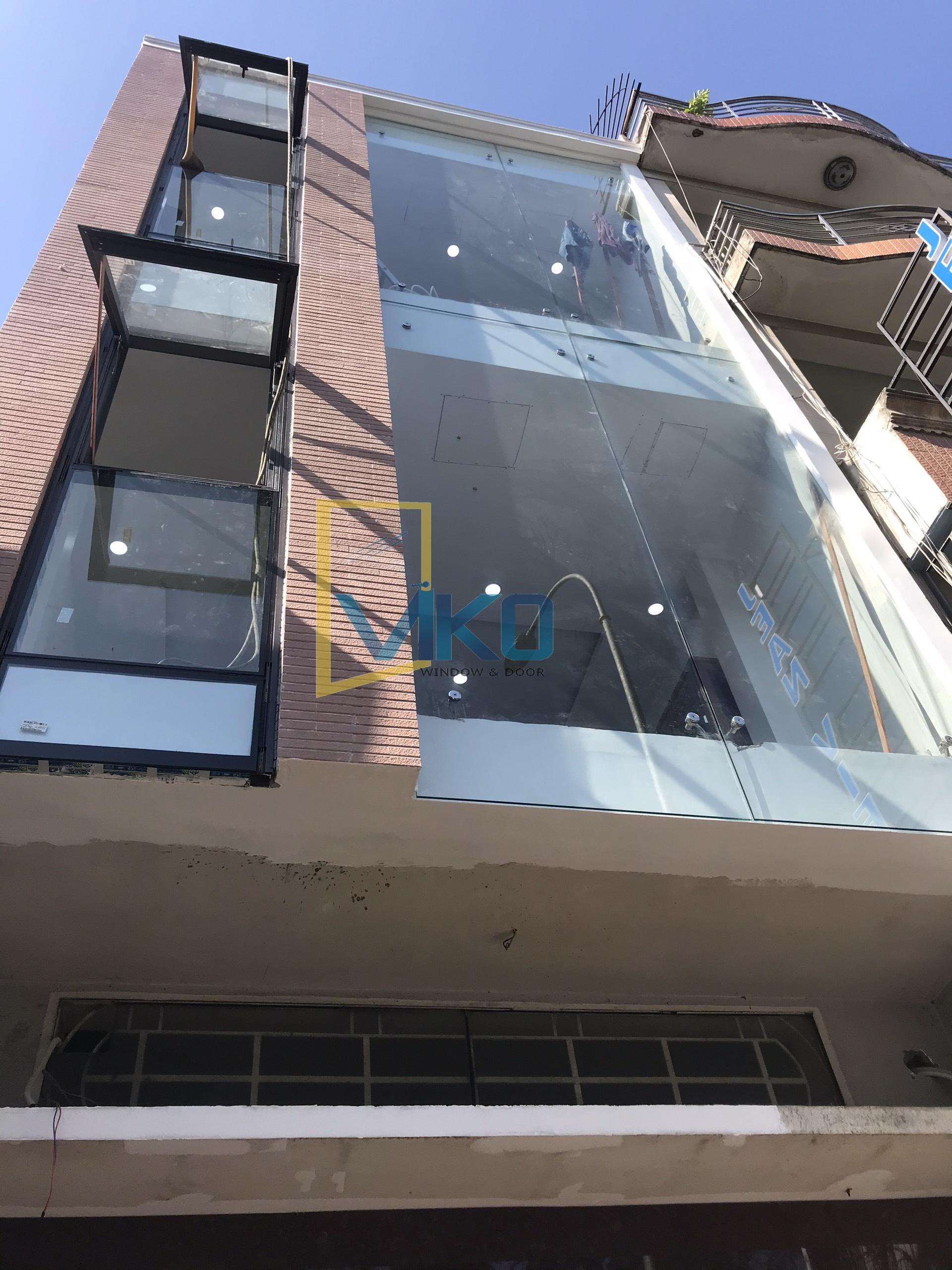 Cửa Sổ Mở Hất Và Kết Hợp Vách Kính Mặt Dựng Spider - Màu đen Cửa Sổ Mở Hất Và Kết Hợp Vách Kính Mặt Dựng Spider - Màu đen