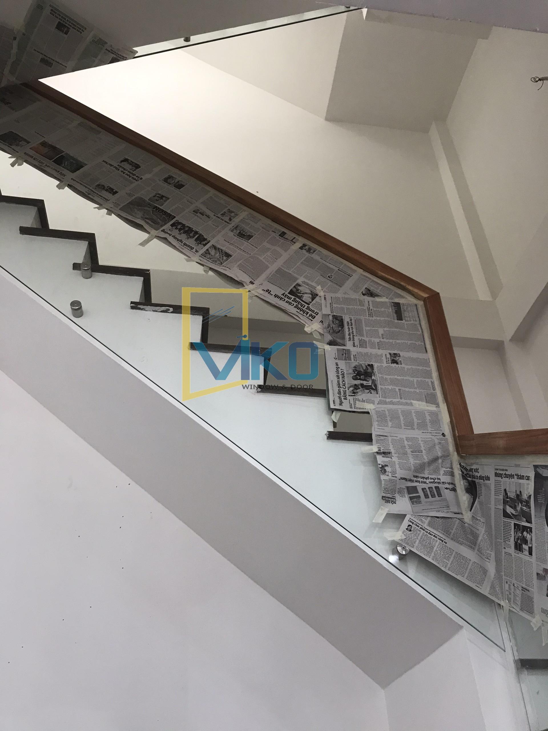 Tay vịn gỗ Căm xe – Kính cường lực 10 mm – Chân con tiện kính inox 304 Tay vịn gỗ Căm xe – Kính cường lực 10 mm – Chân con tiện kính inox 304