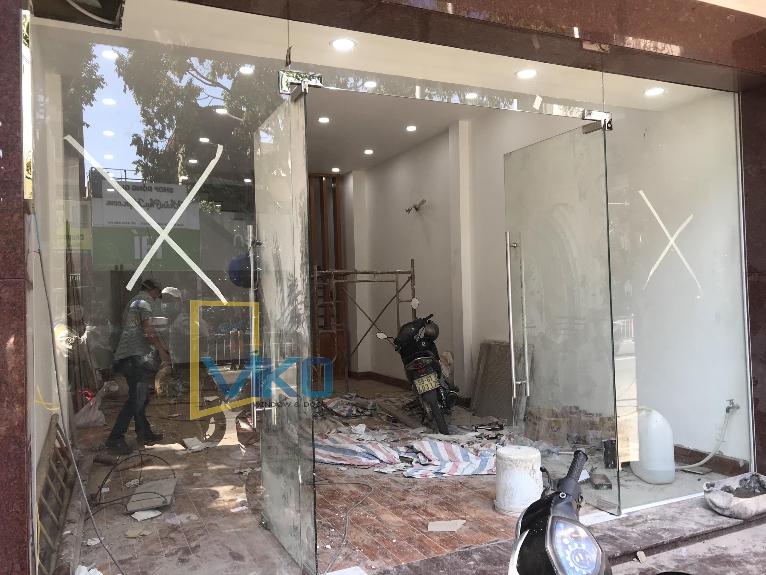 Cửa kính bản lề sàn (bản lề thủy lực) - Kính cường lực - Phụ Kiện VVP chính hãng Cửa kính bản lề sàn (bản lề thủy lực) - Kính cường lực - Phụ Kiện VVP chính hãng