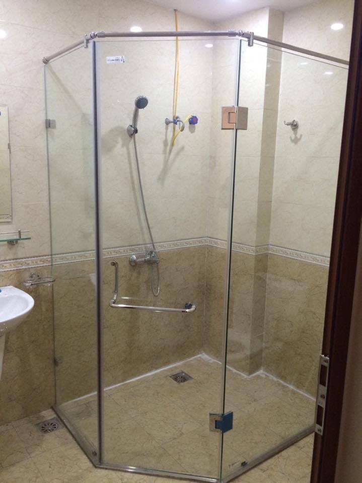 Phòng tắm kính vát góc