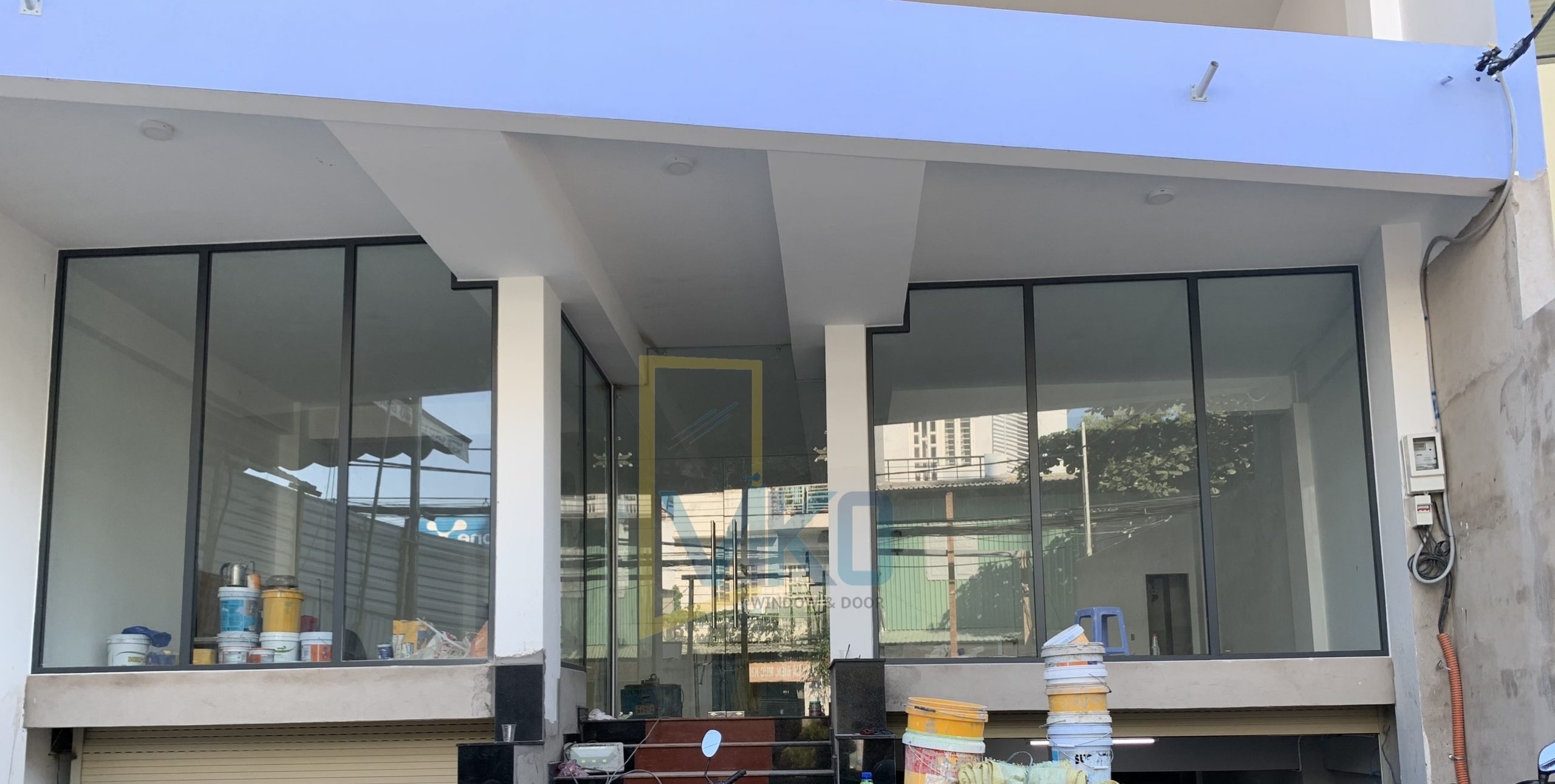 Vách kính cố định + Cửa bản lề sàn Vách kính cố định + Cửa bản lề sàn