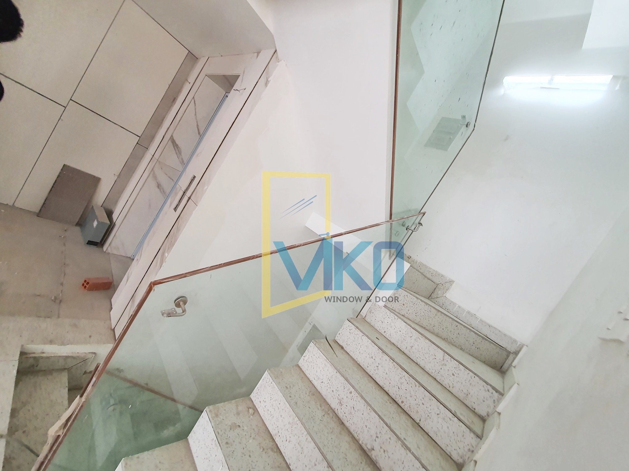 Cầu thang kính - ốp nẹp nhôm trang trí