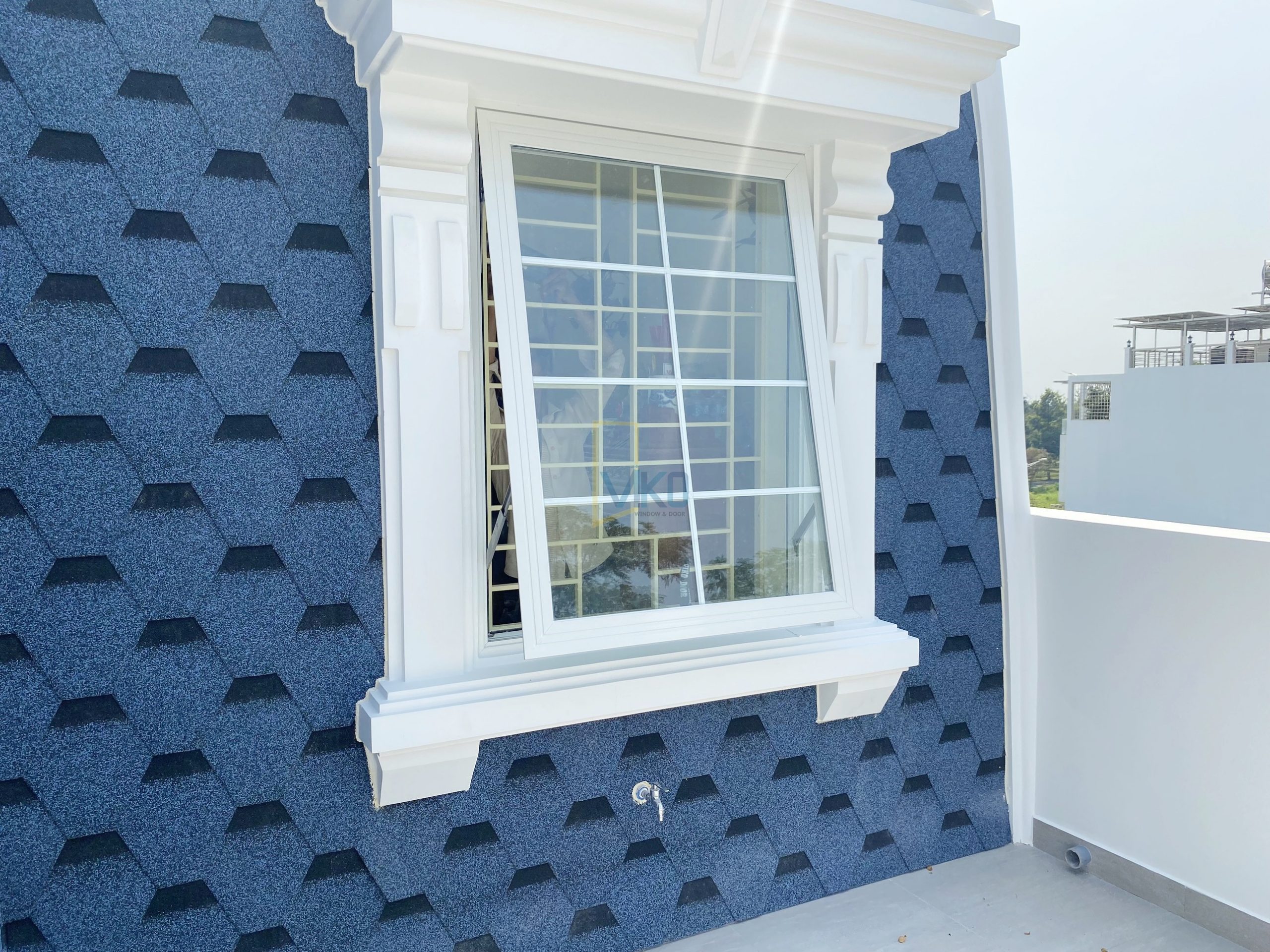 Cửa sổ hất 1 cánh - kính ghép hộp chia nan kính Cửa sổ hất 1 cánh - kính ghép hộp chia nan kính