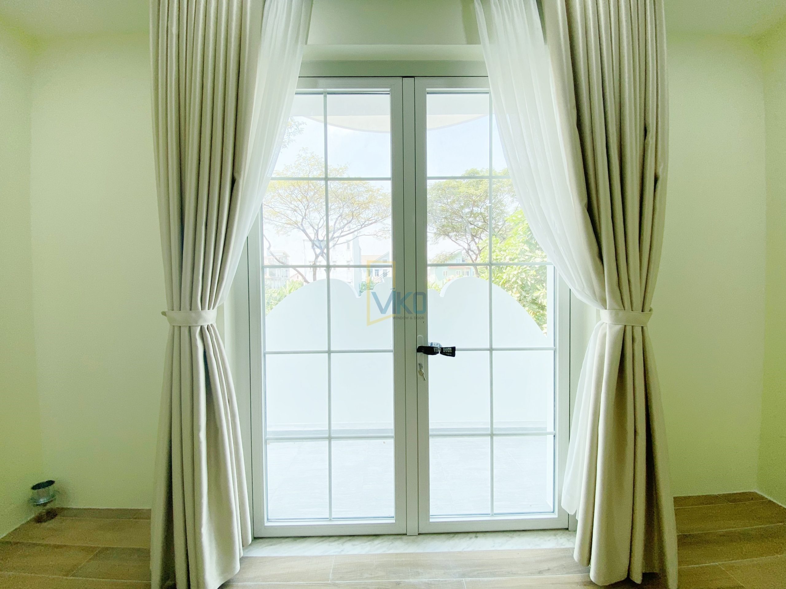 Cửa Đi Mở Quay 2 Cánh - Kính Ghép Hộp Chia Nan Kính Cửa Đi Mở Quay 2 Cánh - Kính Ghép Hộp Chia Nan Kính