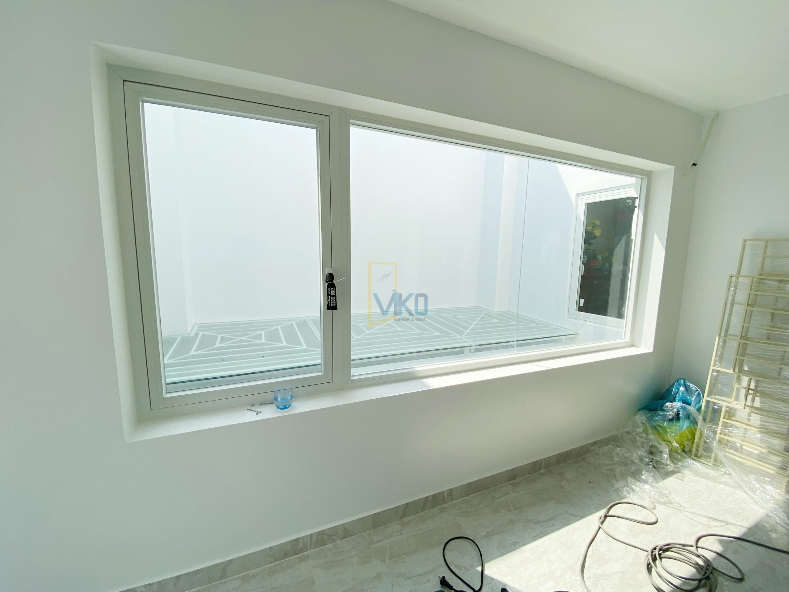 Cửa Mở Quay 1 Cánh + Vách Kính - Kính ghép an toàn Cửa Mở Quay 1 Cánh + Vách Kính - Kính ghép an toàn