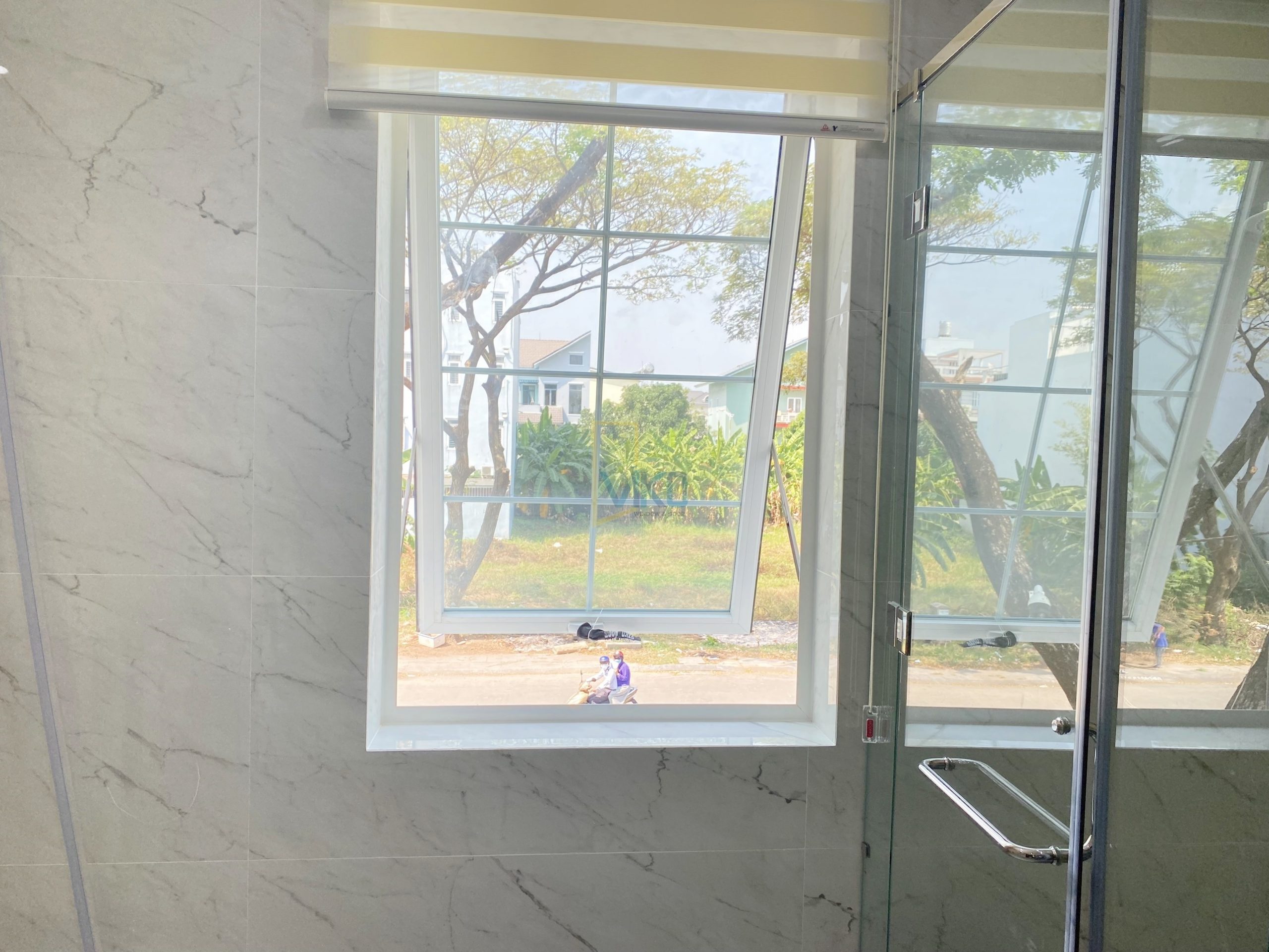 Cửa Mở Hất 1 Cánh - Kính ghép Hộp Chia Nan Kính Cửa Mở Hất 1 Cánh - Kính ghép Hộp Chia Nan Kính
