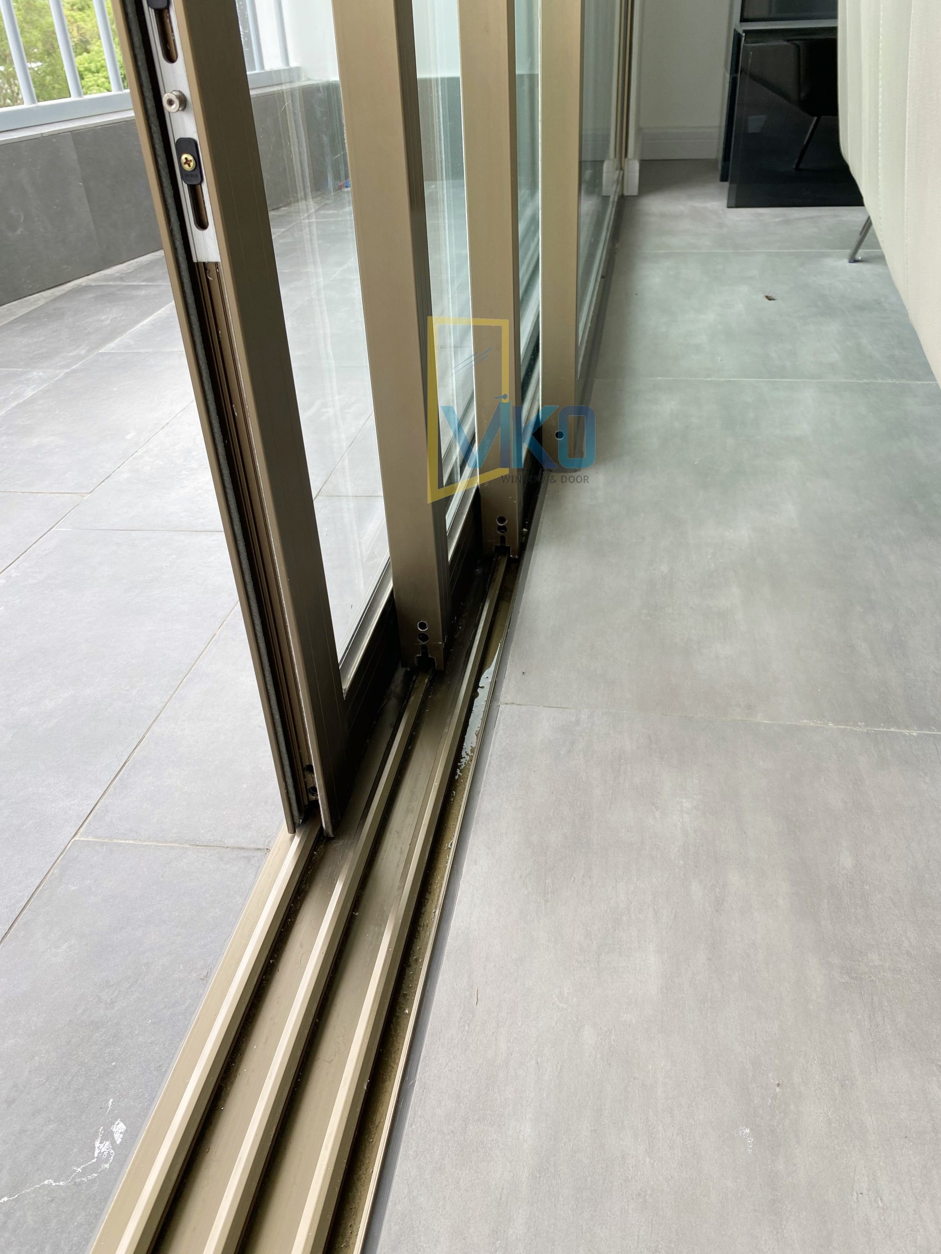 Cửa ĐI Lùa 3 Cánh 3 Ray - Nhôm Anode - Màu Vàng Champagne Cửa ĐI Lùa 3 Cánh 3 Ray - Nhôm Anode - Màu Vàng Champagne