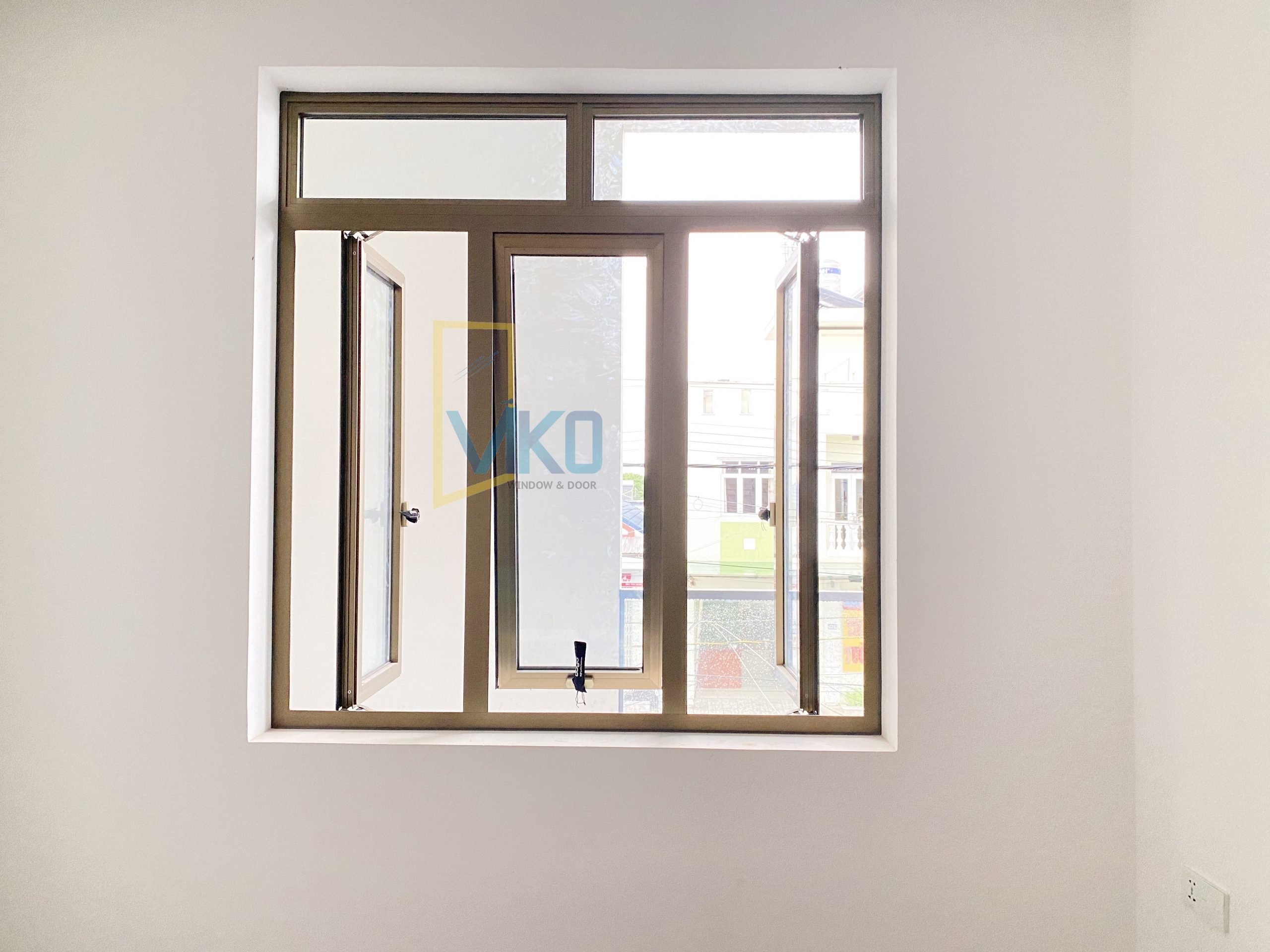 Cửa Sổ 3 Cánh - Nhôm Anode - Màu Vàng Champagne Cửa Sổ 3 Cánh - Nhôm Anode - Màu Vàng Champagne