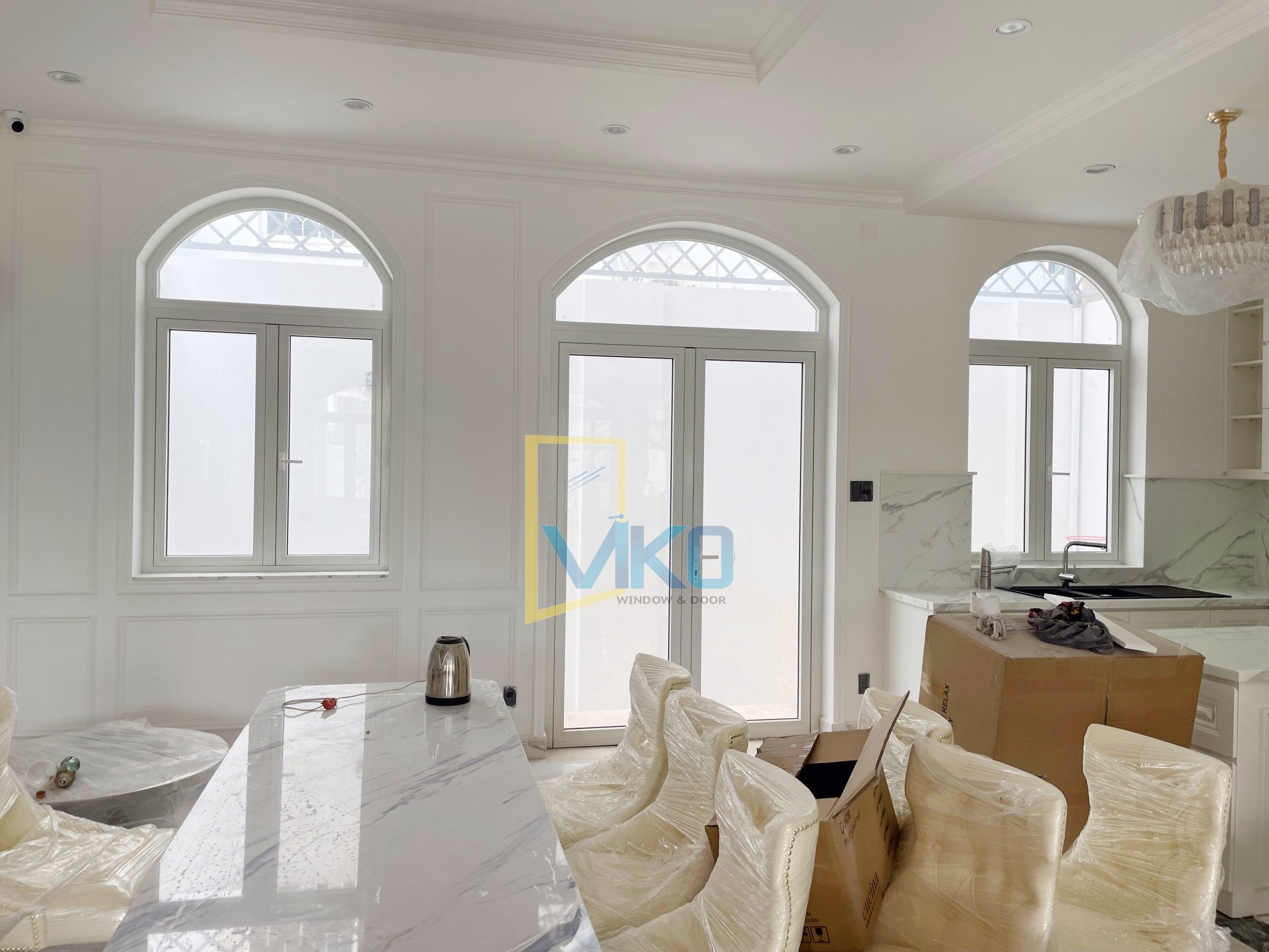 Cửa Đi Mở Quay 2 Cánh - Vòm Kính Uốn Cong - Xingfa Nhập Khẩu Màu Trắng Cửa Đi Mở Quay 2 Cánh - Vòm Kính Uốn Cong - Xingfa Nhập Khẩu Màu Trắng