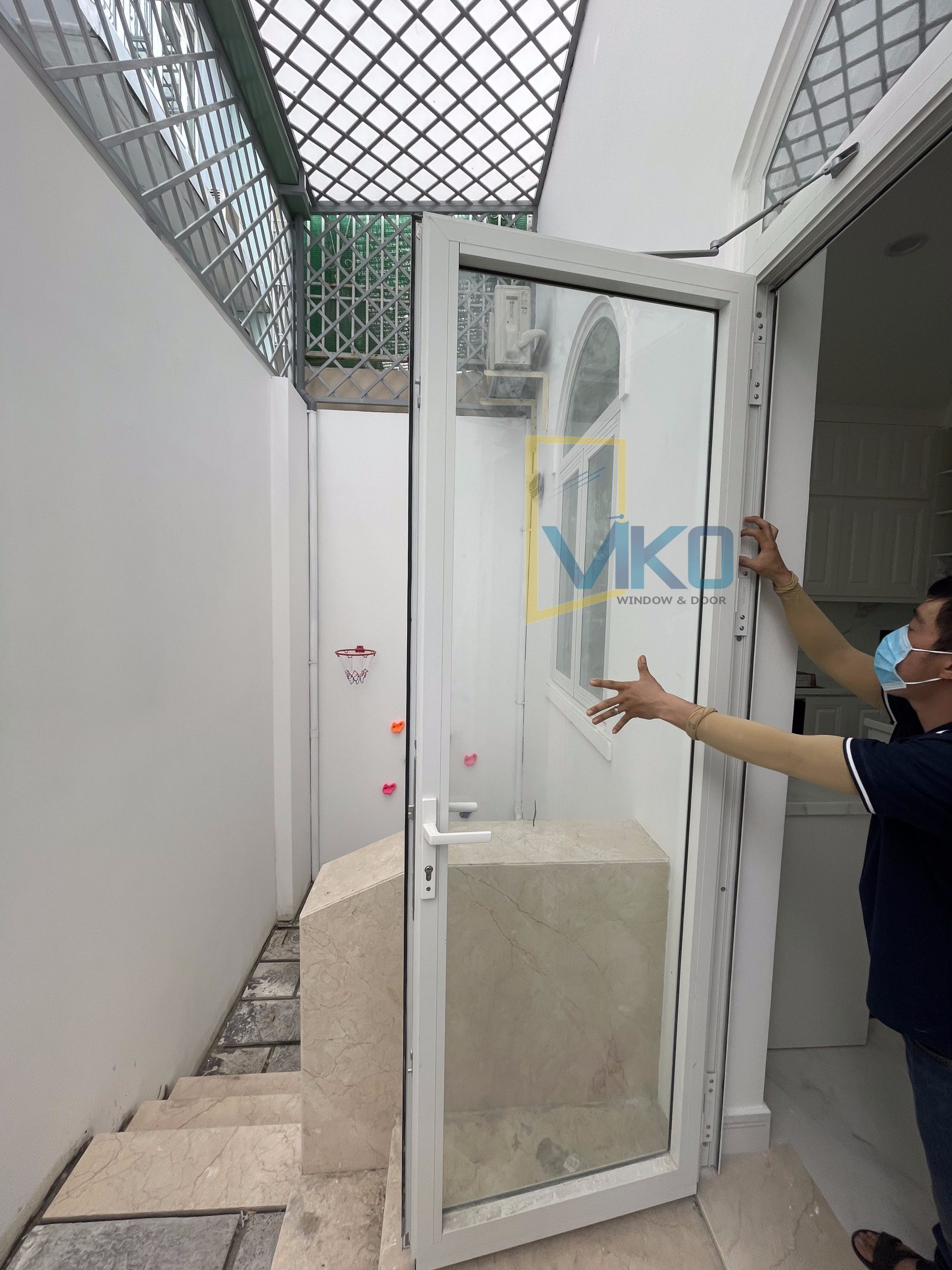 Cửa Đi Mở Quay 1 Cánh - Nhôm Nhập Khẩu Màu Trắng Cửa Đi Mở Quay 1 Cánh - Nhôm Nhập Khẩu Màu Trắng