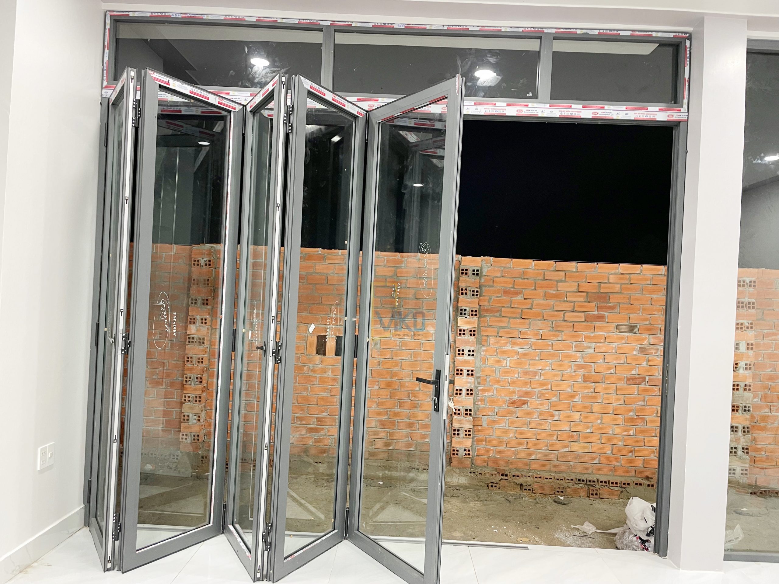Cửa Đi Xếp Trượt - 5 Cánh - Nhôm Xingfa Cửa Đi Xếp Trượt - 5 Cánh - Nhôm Xingfa
