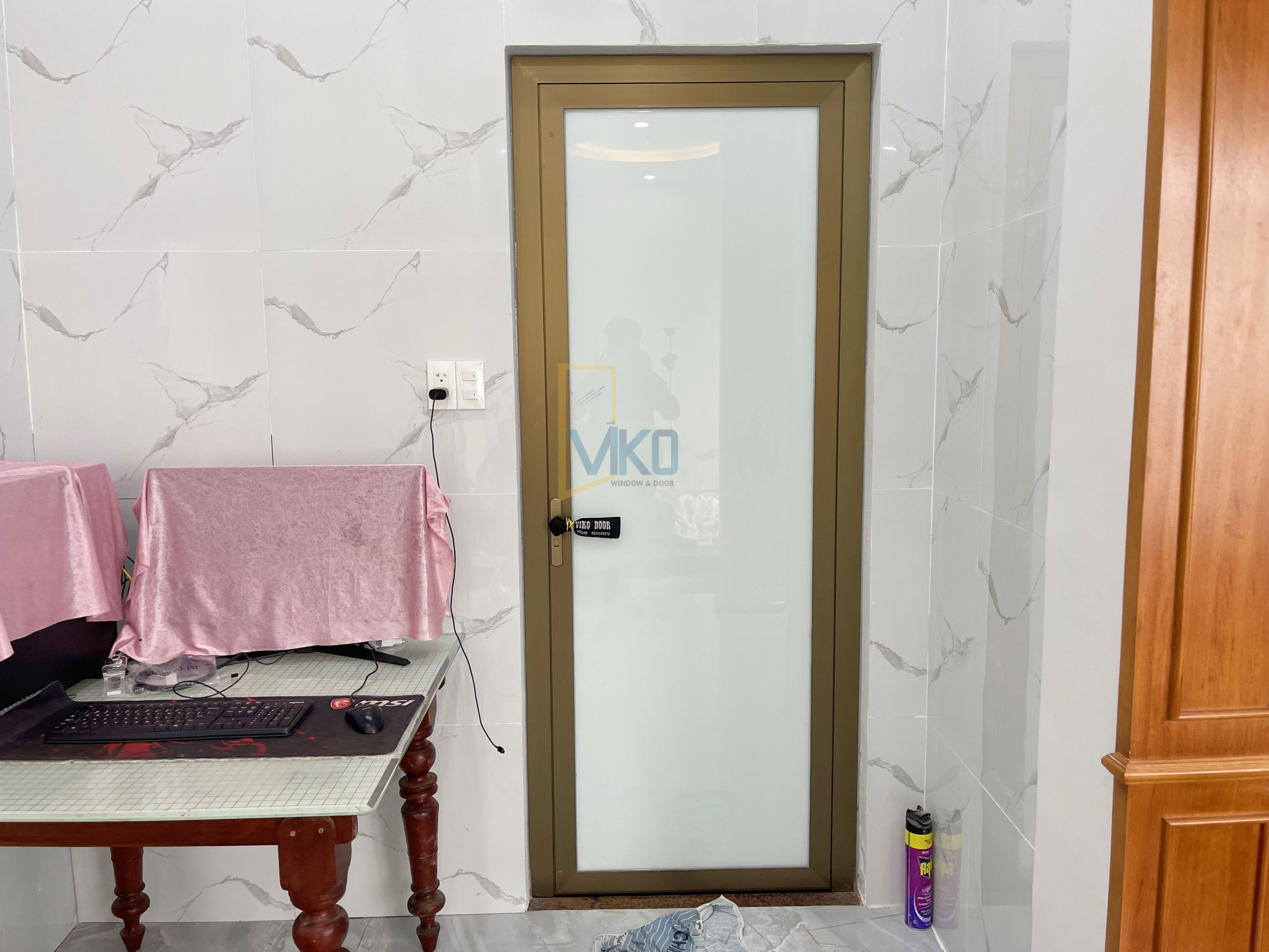 Cửa đi Mở Quay 1 cánh + Kính ghép Keo Sữa Cửa đi Mở Quay 1 cánh + Kính ghép Keo Sữa