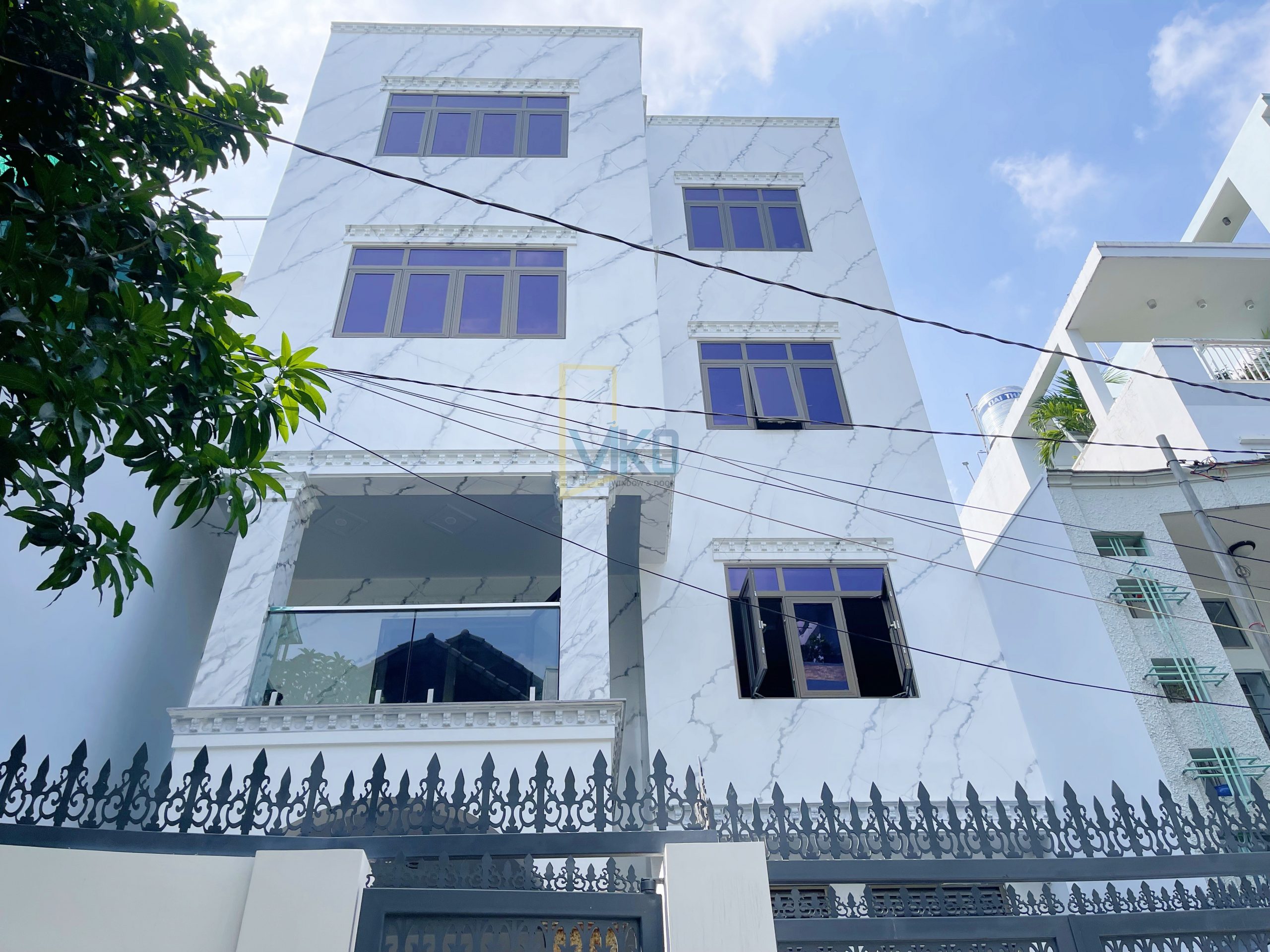 Cửa mặt tiền nhôm Anode - Kính ghép an toàn Solar Xám Khói Cửa mặt tiền nhôm Anode - Kính ghép an toàn Solar Xám Khói