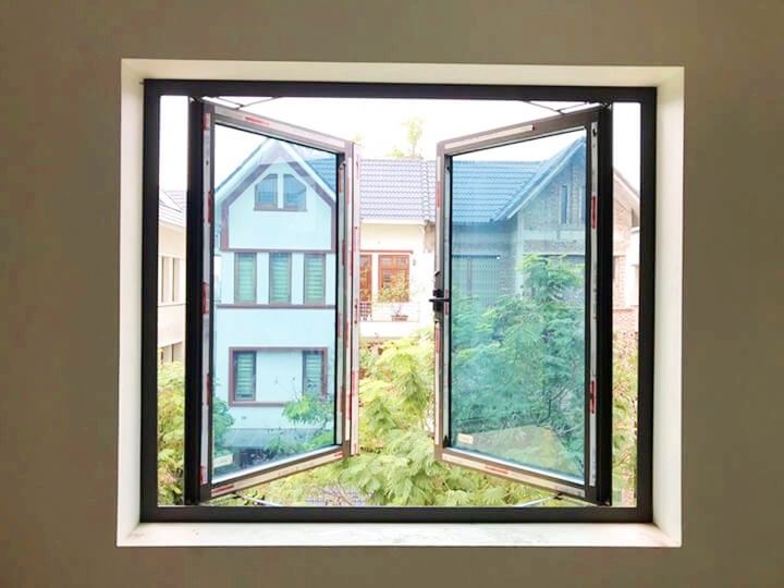 Cửa Sổ 2 Cánh Mở Quay - Kính xanh biển Cửa Sổ 2 Cánh Mở Quay - Kính xanh biển